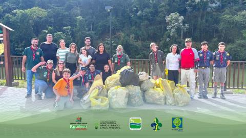 01 - Retirada de lixo nas margens do rio Paraibuna, região central da cidade.