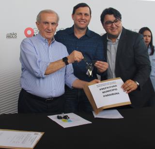 Prefeito Victor Miranda durante entrega das chaves do maquinário
