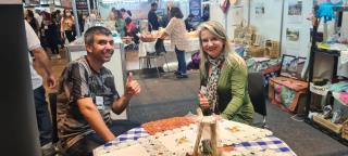 Chefe de Desenvolvimento Turístico de Paraibuna, Braulina Freitas Vilhena, em atendimento a agências de viagens