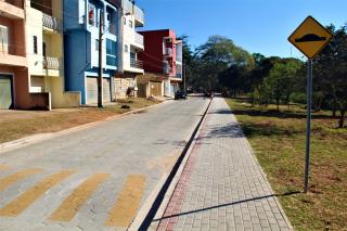 105 - Construção de modelo calçada segura, no Bosque Municipal.