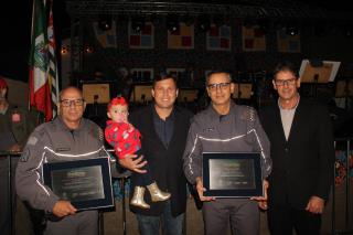 11 - Homenageados da noite acompanhados do prefeito Victor Miranda e do presidente da Câmara, Ronaldo Fonseca