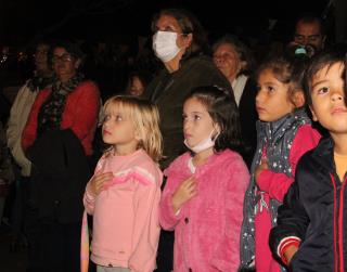 12 - Crianças durante Hino Nacional