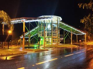 74 - Portal Turístico de Paraibuna, na principal entrada da cidade, acesso no km 32 da Rodovia dos Tamoios (SP-099).
