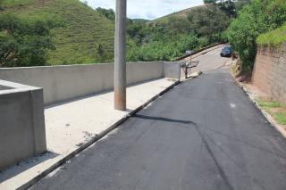 12 - Durante as obras - muro de arrimo na Rua Lino Moreira Leal e a recomposição da via e recapeamento asfáltico  (18)