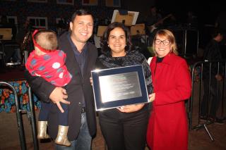16 - Prefeito Victor Miranda com a filha, Chefe de Gabinete, Professora Helô, e a Diretora do Departamento de Educação, Cultura, Esportes e Lazer, Maria Benedita de S. Rodrigues dos Santos