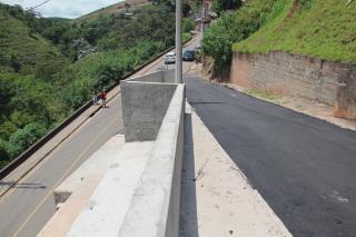 17 - Durante as obras - muro de arrimo na Rua Lino Moreira Leal e a recomposição da via e recapeamento asfáltico  (20)