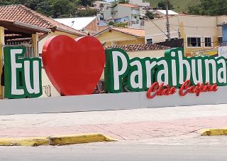 61 - Letreiro turístico da cidade, na Praça Irmã Tambelini, Centro de Paraibuna.