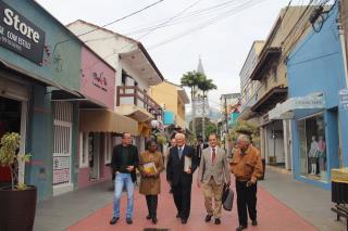 Diretor cultural da Fundação Cultural, William de Oliveira e Solange Barbosa percorrem as ruas da cidade - Bicentenário