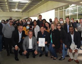 Funcionários da Prefeitura celebram conquista ao lado do prefeito Victor Miranda
