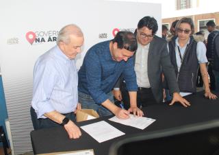 Prefeito Victor Miranda assina entrega da documentação das máquinas