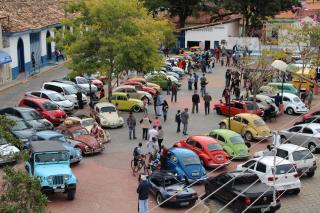 21 - Encontro de Carros Antigos, realizado durante a Festa de Aniversário da Cidade, no mês de junho.