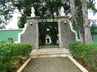 22 - Portal do Cemitério Municipal com a frase folclórica: "Nós que aqui estamos por vós esperamos".