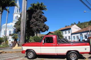 25 - Encontro de Carros Antigos, realizado durante a Festa de Aniversário da Cidade, no mês de junho.