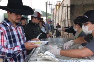 14 - Cavaleiros durante o almoço no Ginásio Monsenhor Benedito Mário Calazans
