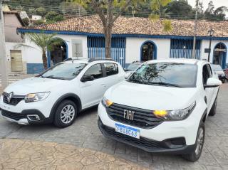 32 - Dois veículos adquiridos aos departamentos de Saúde e Educação, respectivamente.