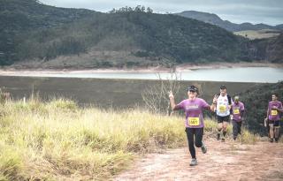 39 - Praticantes de trekking em uma das diversas trilhas disponibilizadas pelo município.