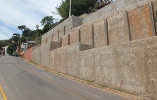 04 - Durante as obras - muro de arrimo na Rua Lino Moreira Leal e a recomposição da via e recapeamento asfáltico  (6)