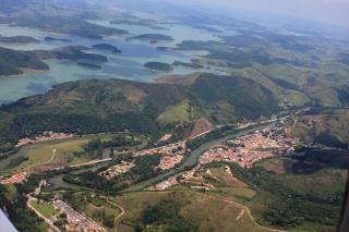 41 - Imagem aérea da represa de Paraibuna e da região central da cidade.