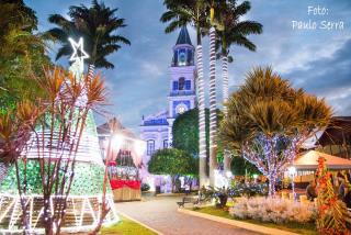 43 - Iluminação de Natal na Praça Matriz de Paraibuna, durante todo o mês de dezembro.