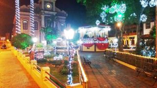 44 - Iluminação de Natal na Praça Matriz de Paraibuna, durante todo o mês de dezembro.