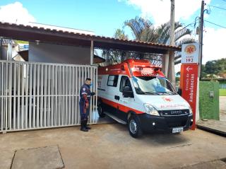 44 - Equipe de socorristas do SAMU de Paraibuna saindo para atendimento.