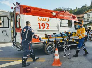 45 - Equipe de socorristas do SAMU de Paraibuna, em atendimento prestado no Centro da cidade.