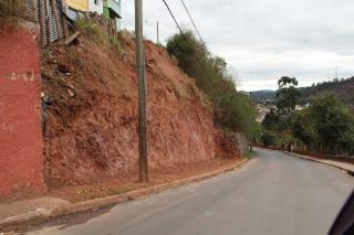 05 - Antes da obra - Barranco onde será construído muro no São Guido (4)