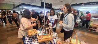 Visitantes do evento conhecem produtos de Paraibuna