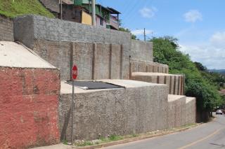 06 - Durante as obras - muro de arrimo na Rua Lino Moreira Leal e a recomposição da via e recapeamento asfáltico  (2)