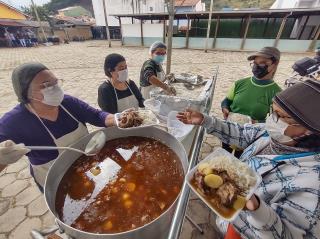 19 - Público degusta prato tradicional da festa