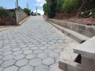 62 - Calçamento da Rua Arthur Navajas Júnior no bairro do São Guido.