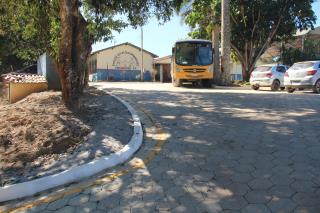 72 - Calçamento em frente à EMEIEF Otacília Domingues, no bairro do Comércio