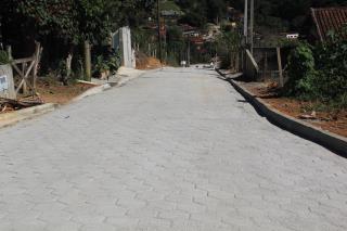 73 - Calçamento realizado em rua do bairro Cedro Alto