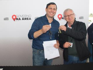 Prefeito Victor Miranda recebe as chaves dos veículos e maquinários