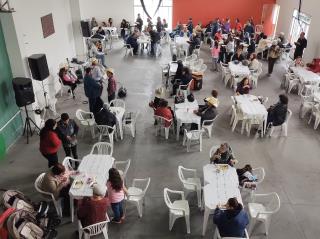 21 - Público se acomodou no Ginásio para almoçar e apreciar música ao vivo