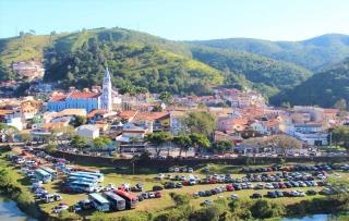 09 - Estacionamento gratuito cedido pela Prefeitura de Paraibuna aos visitantes do Aniversário da Cidade, em junho.