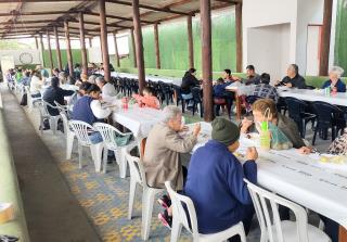 22 - Visitantes e moradores de Paraibuna durante o almoço do afogado ou fogado