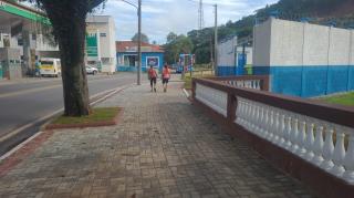 91 - Revitalização da calçada da Avenida Dr. Carlos Guimarães 'Beira Rio', com a instalação de calçada com melhor acessibilidade aos usuários