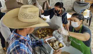 23 - Almoço sendo servido aos visitantes da festa