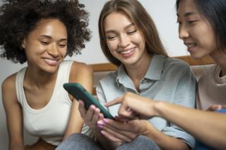 roommates-sharing-happy-moments-together