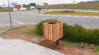 Lixeira de madeira no deck