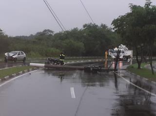 Pista molhada exige mais atenção dos motoristas no Anel Viário (1)