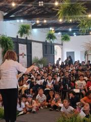 Cléo Busatto conduz contação de histórias no Armazém da Lagoa lotado no segundo dia da FLIPINDA, com a FLIPINDINHA, uma programação voltada à literatura infantil