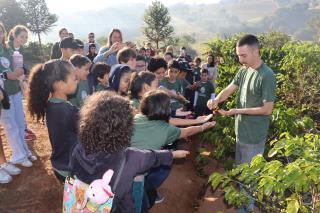 CRIANÇAS VISITAM PLANTAÇÃO DE CAFÉ EM MORUNGABA