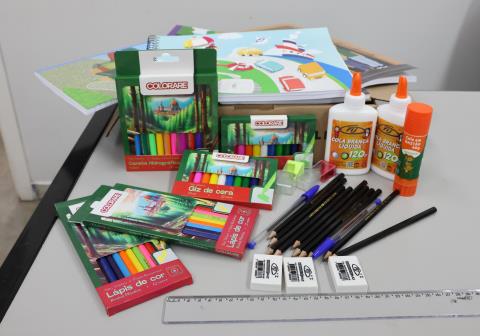 Prefeitura adere à ata estadual e distribui kits escolares para alunos da rede municipal