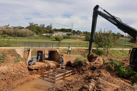 Para conter areia, Prefeitura instala 20 gabiões na Represa Municipal
