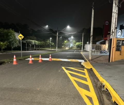 Prefeitura aproveita período noturno para refazer sinalização