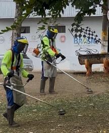 Empresa terceirizada inicia serviço de roçagem no perímetro urbano