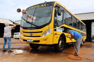 Equipes iniciam limpeza em todos os ônibus escolares da rede municipal