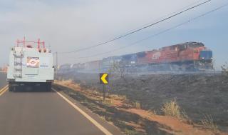 Bombeiros e Defesa Civil controlam grande incêndio as margens da linha férrea  